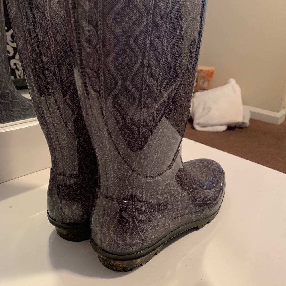 UGG rain boots! - Picture 2 of 3
